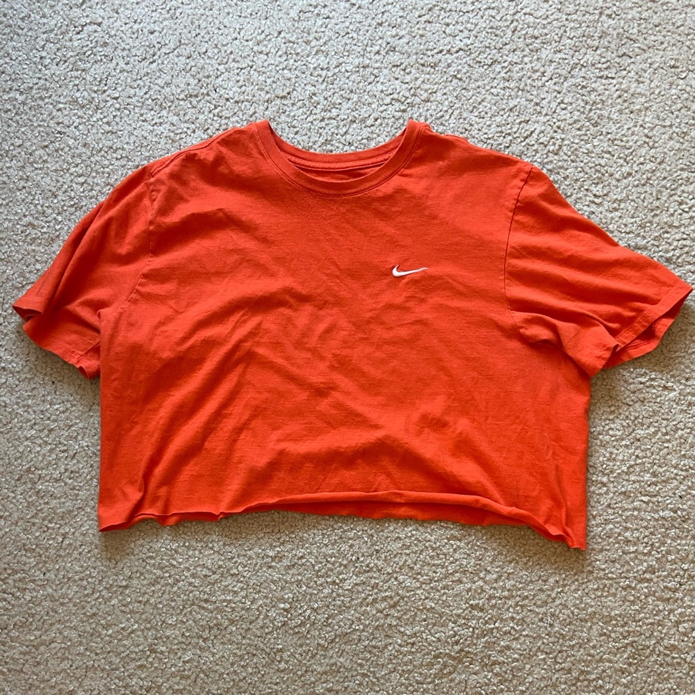 Cropped nike shirt